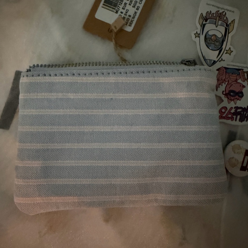 BRANDY MELVILLE COIN PURSE- pouch